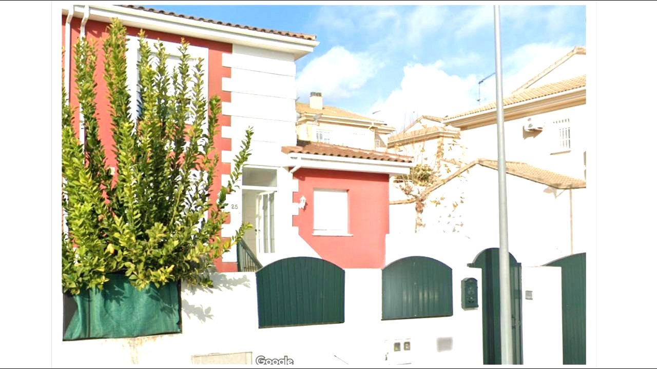 Vista exterior de Casa adosada en venda en Plasencia amb Aire condicionat, Calefacció i Jardí privat