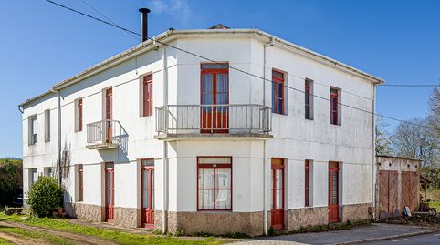 Dos casas unidas con bar tradicional y hórreo en Roupar