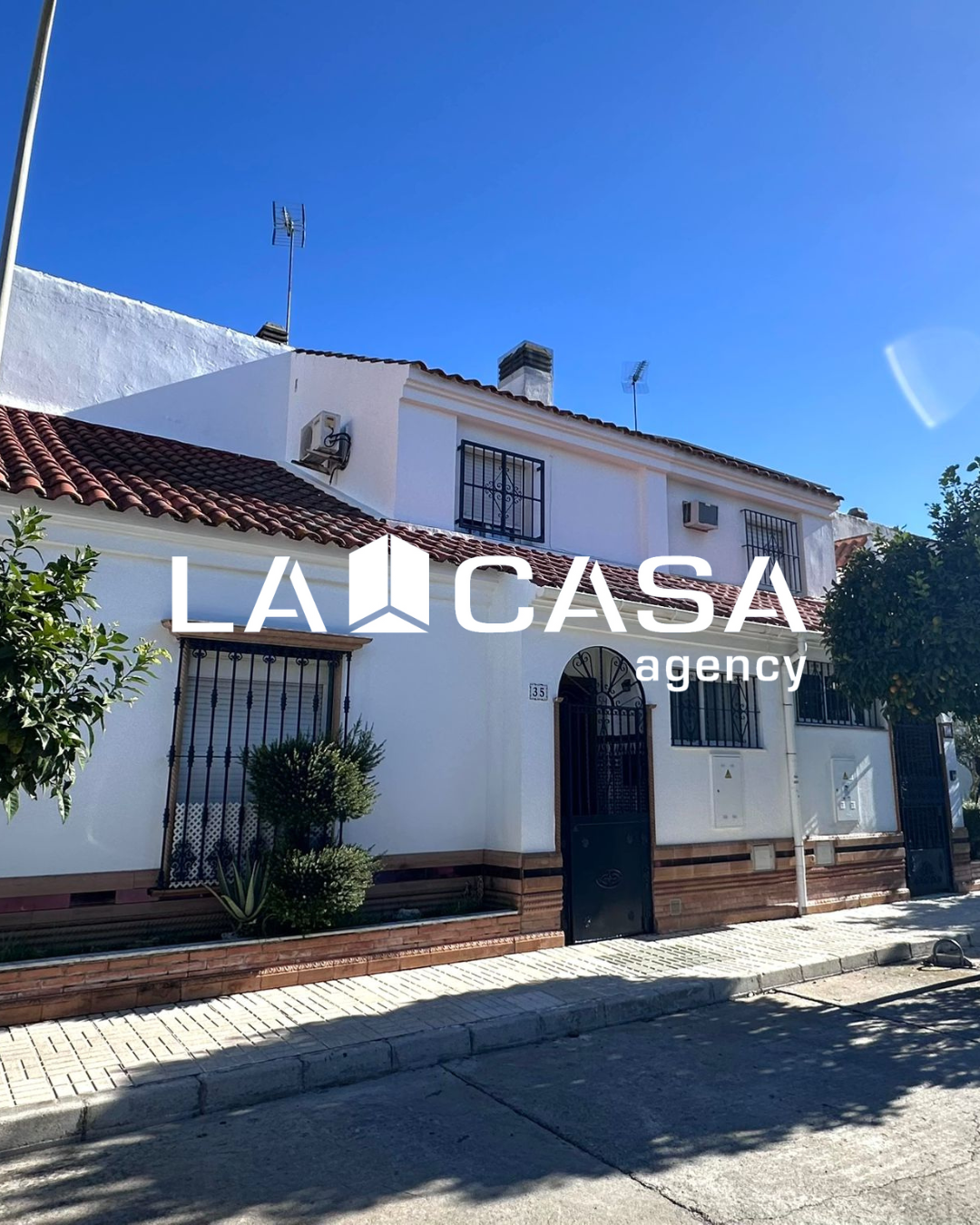 Exterior view of Single-family semi-detached for sale in  Sevilla Capital  with Storage room and Swimming Pool