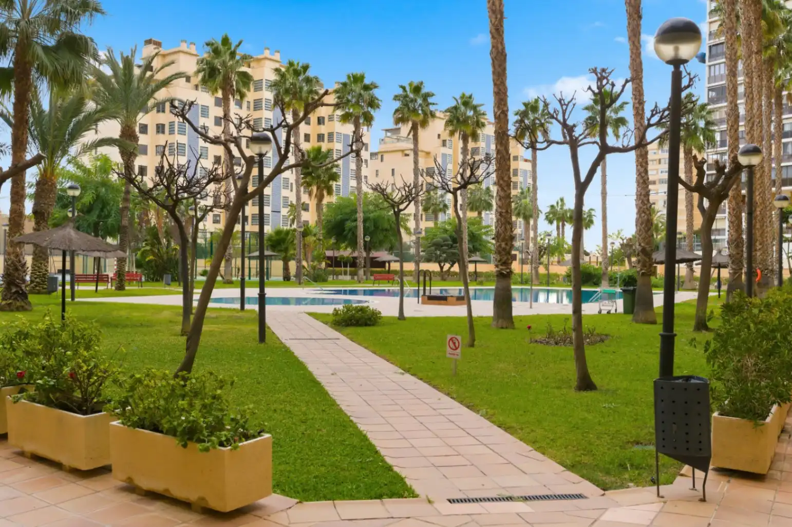 Vista exterior de Àtic en venda en Alicante / Alacant amb Aire condicionat, Calefacció i Jardí privat