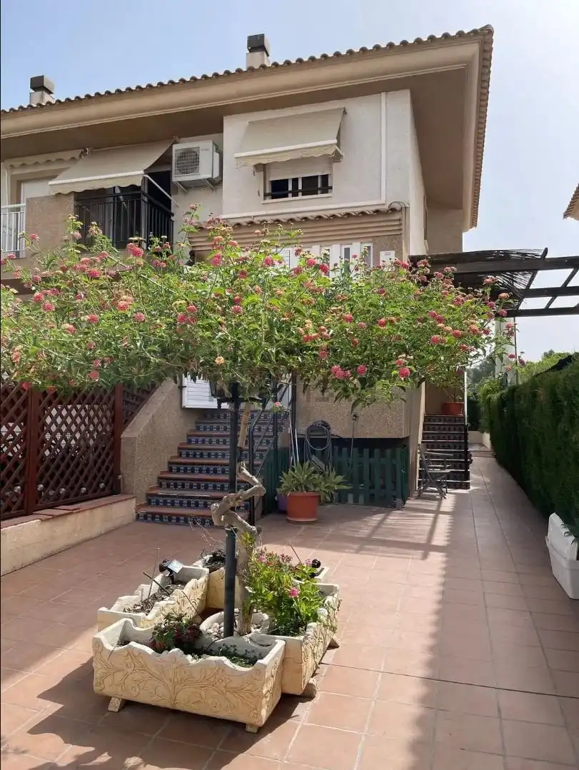 Casa aparellada amb terrassa en venda a Calle Calle Royal Golf 40