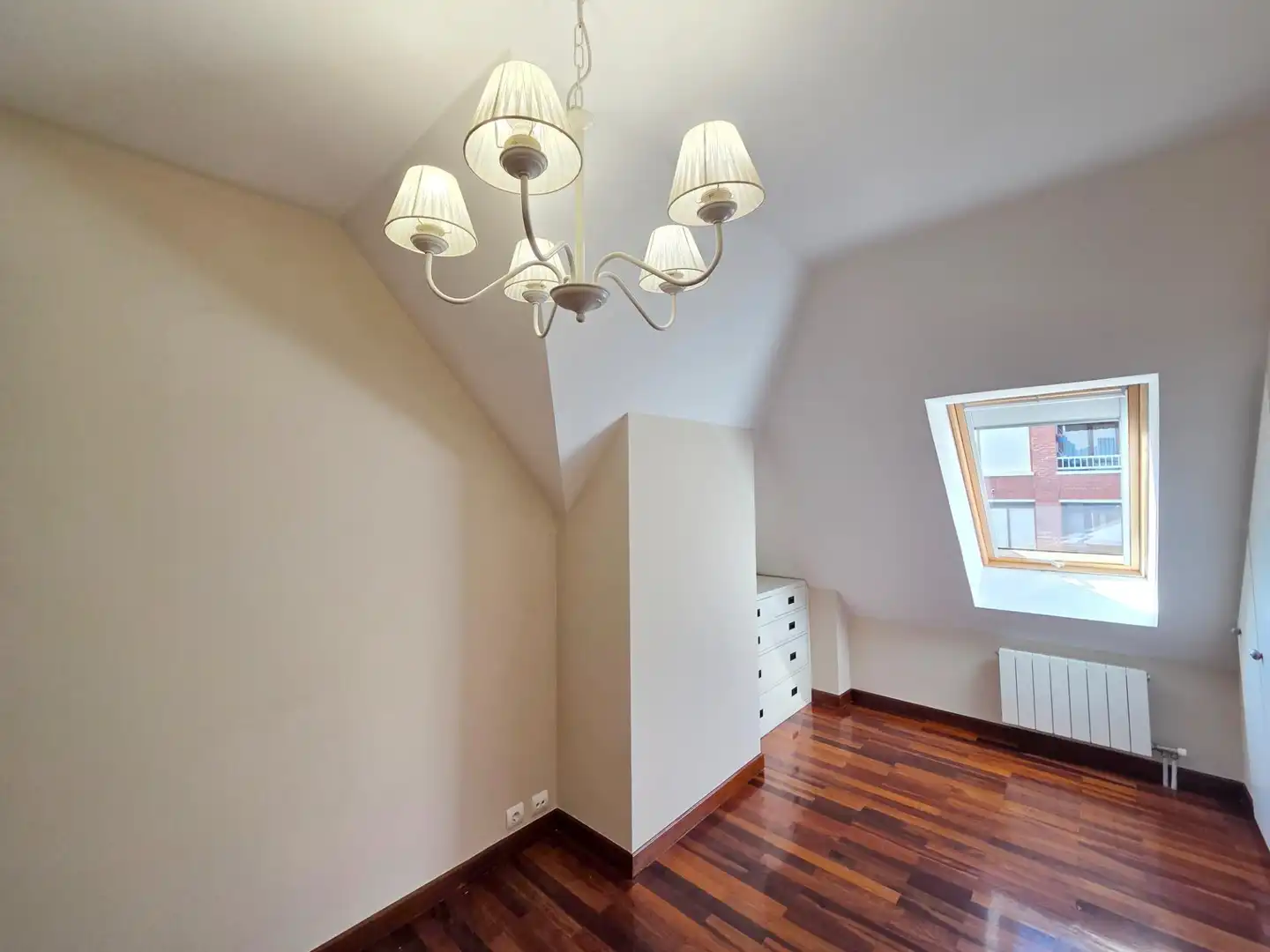 Schlafzimmer von Dachboden zur Miete in Santander mit Heizung, Privatgarten und Parkett