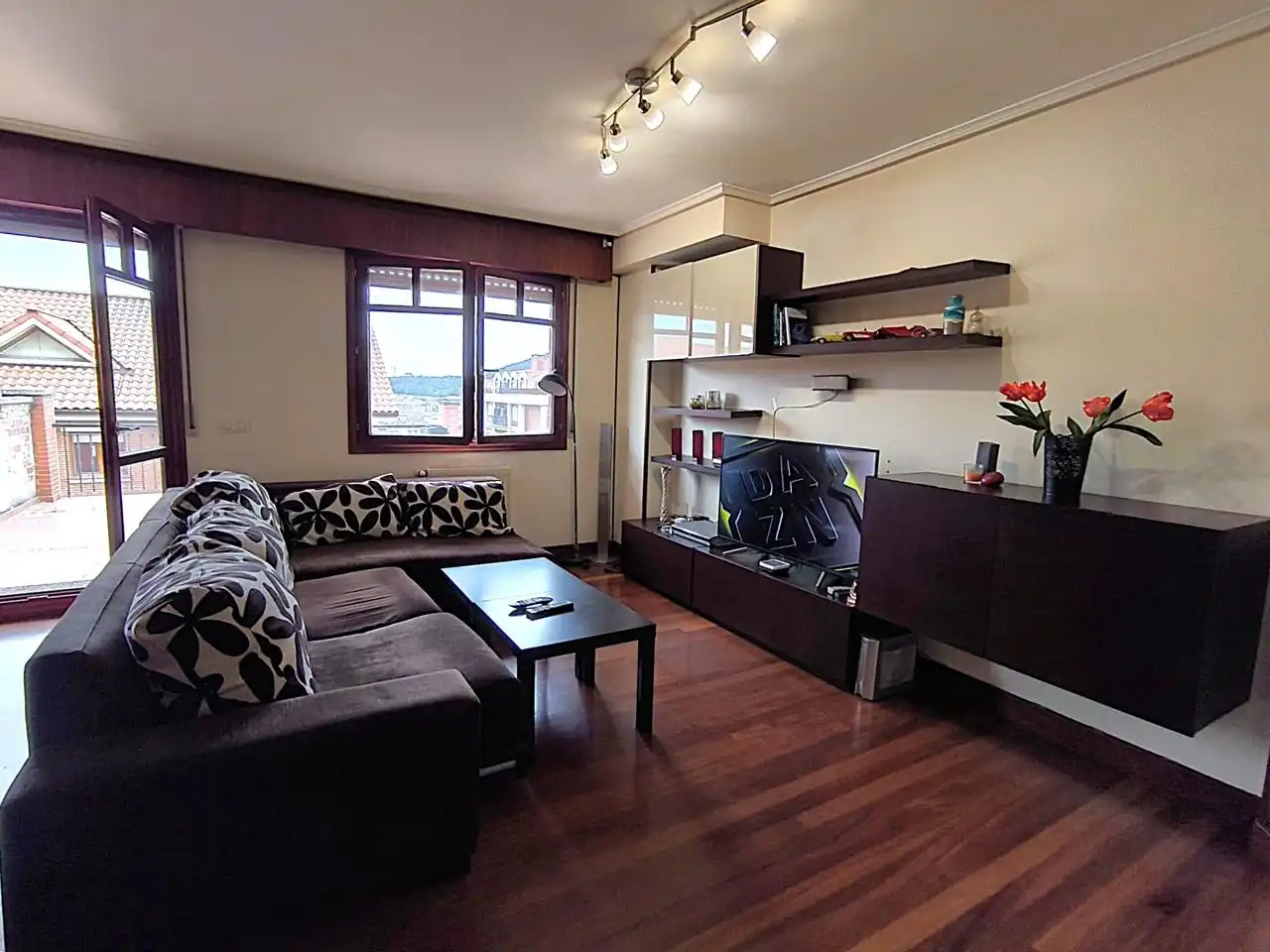 Sala de estar de Casa adosada en venta en Castro-Urdiales con Calefacción, Terraza y Balcón