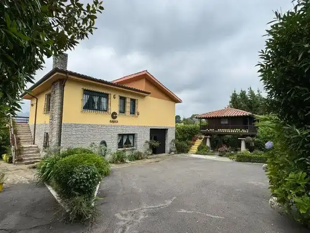 Vista exterior de Casa o xalet en venda en Villaviciosa amb Balcó