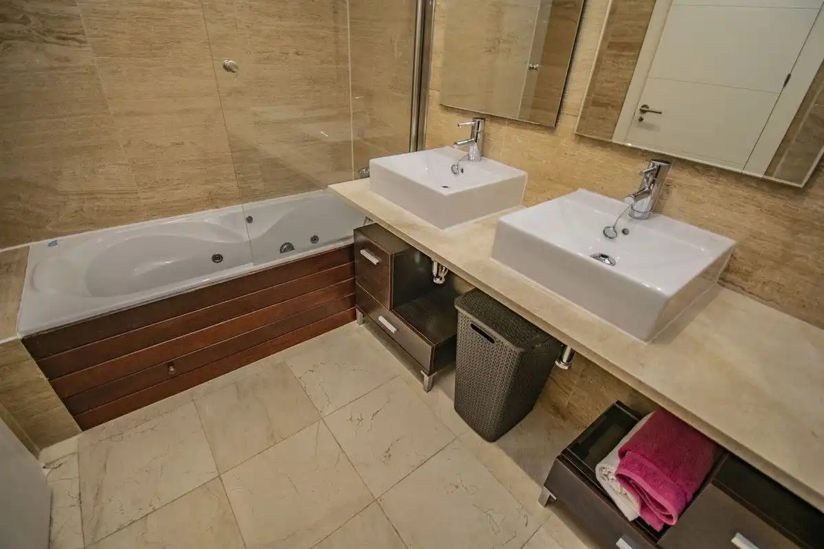 Badezimmer von Wohnungen zum Verkauf in Benahavís mit Klimaanlage, Heizung und Terrasse