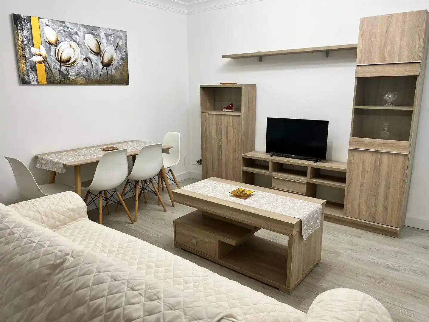 Sala d'estar de Pis de lloguer en Ferrol amb Parquet i Moblat