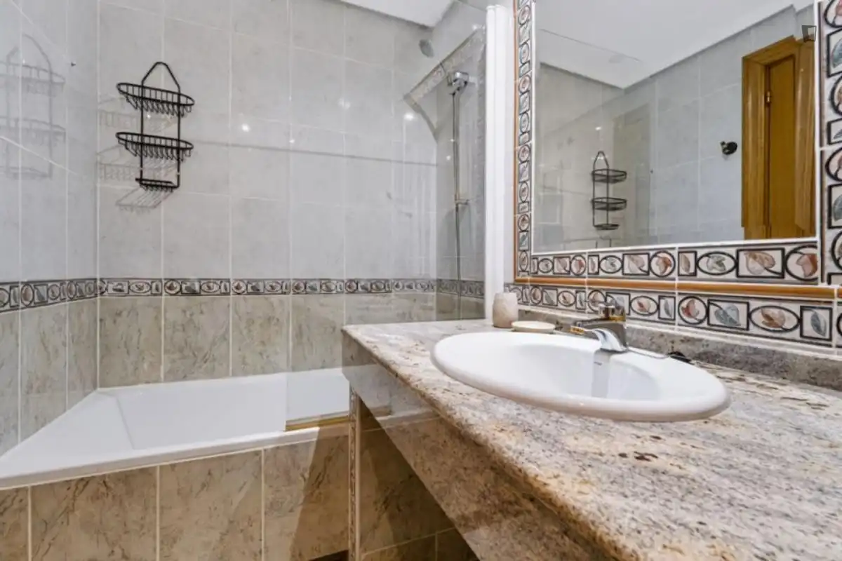 Bany de Casa o xalet per a compartir en Madrid amb Calefacció, Moblat i Forn