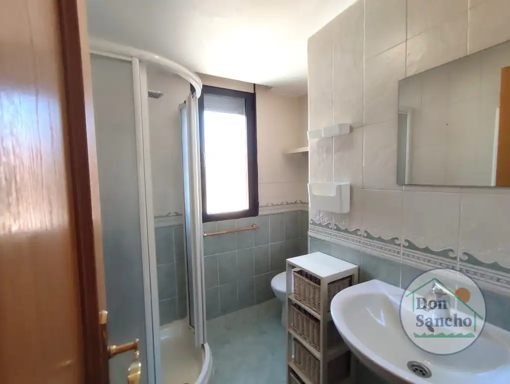 Baño de Casa adosada en venta en Viana de Cega con Calefacción, Jardín privado y Terraza