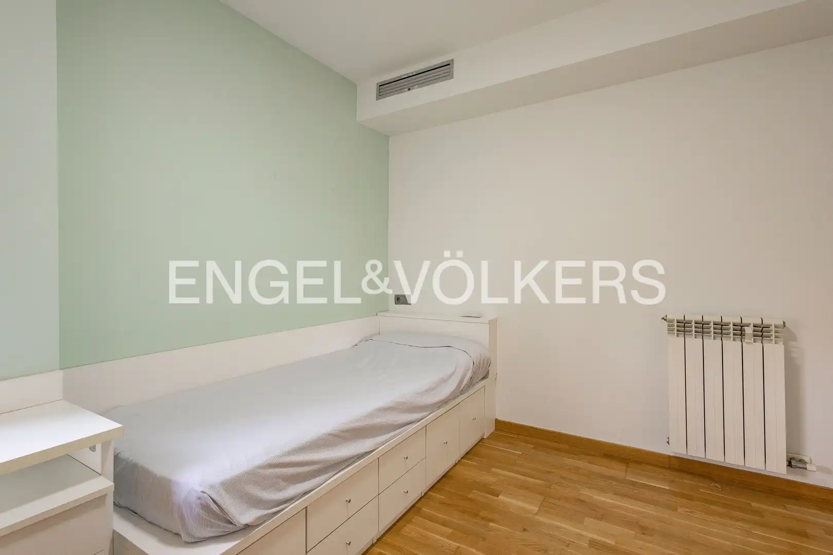 Bedroom of Attic for sale in Esplugues de Llobregat  with Air Conditioner, Heating and Parquet flooring