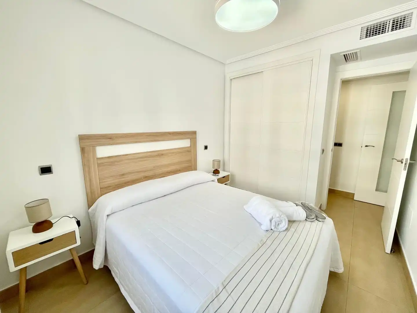 Dormitori de Apartament de lloguer en Los Alcázares amb Aire condicionat, Piscina i Moblat