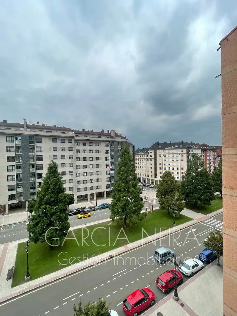 Vista exterior de Pis en venda en Oviedo  amb Calefacció, Jardí privat i Parquet