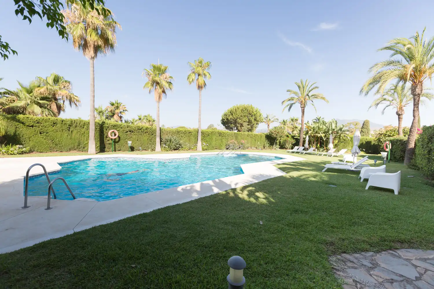 Schwimmbecken von Wohnungen zum Verkauf in Marbella mit Klimaanlage, Privatgarten und Terrasse