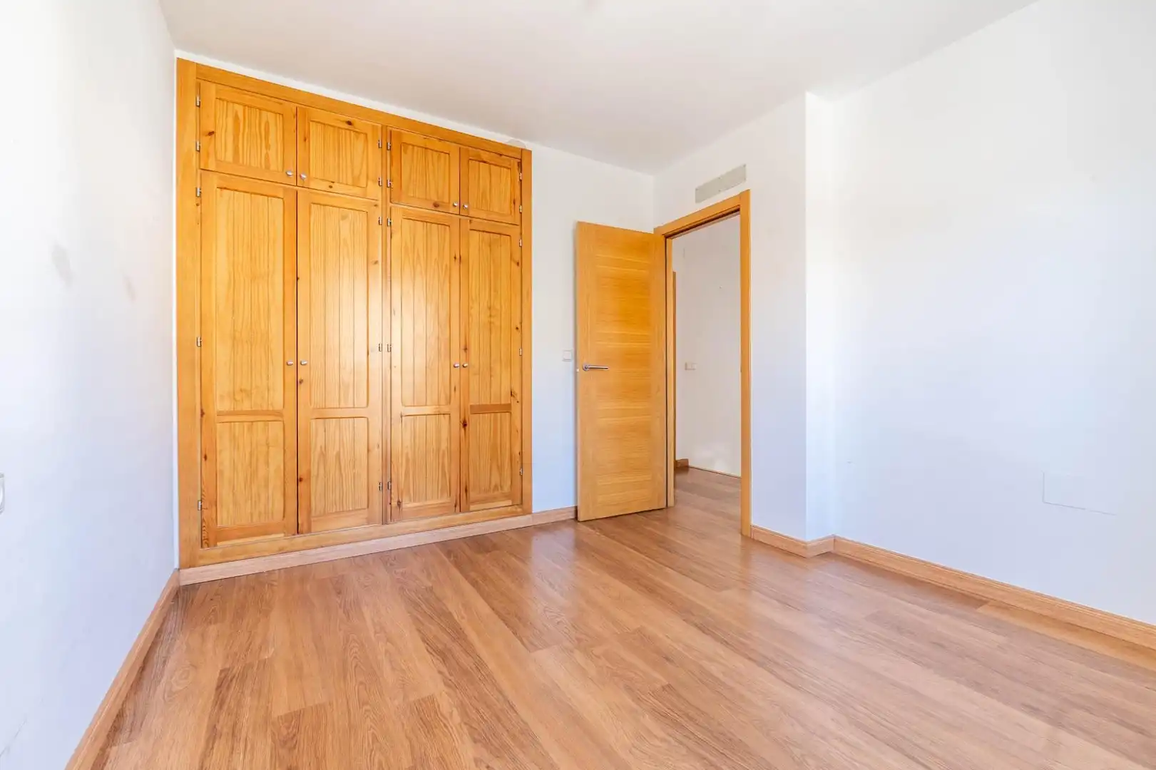 Habitación de Casa adosada en venta en Cenes de la Vega con Aire acondicionado, Calefacción y Jardín privado