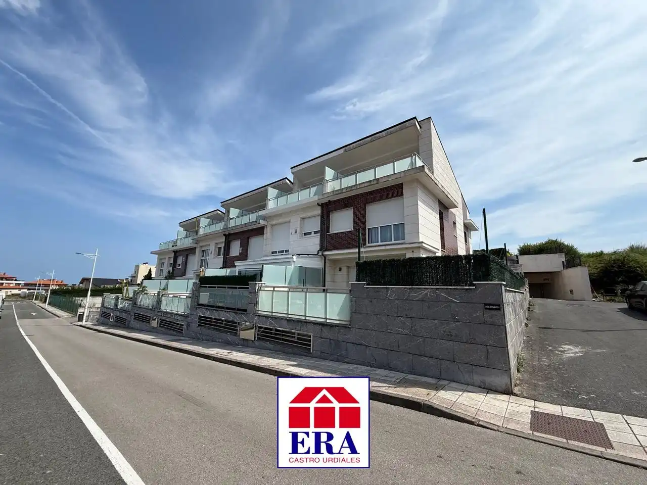 Vista exterior de Casa adosada en venda en Castro-Urdiales amb Calefacció, Parquet i Balcó