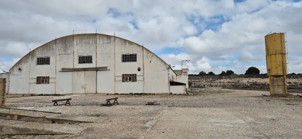 Vista exterior de Nave industrial en venta en La Gineta