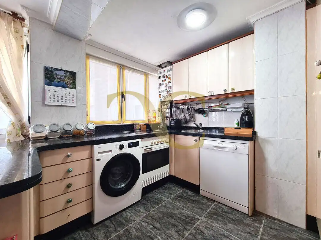 Cocina de Piso en venta en Gijón  con Calefacción, Jardín privado y Trastero