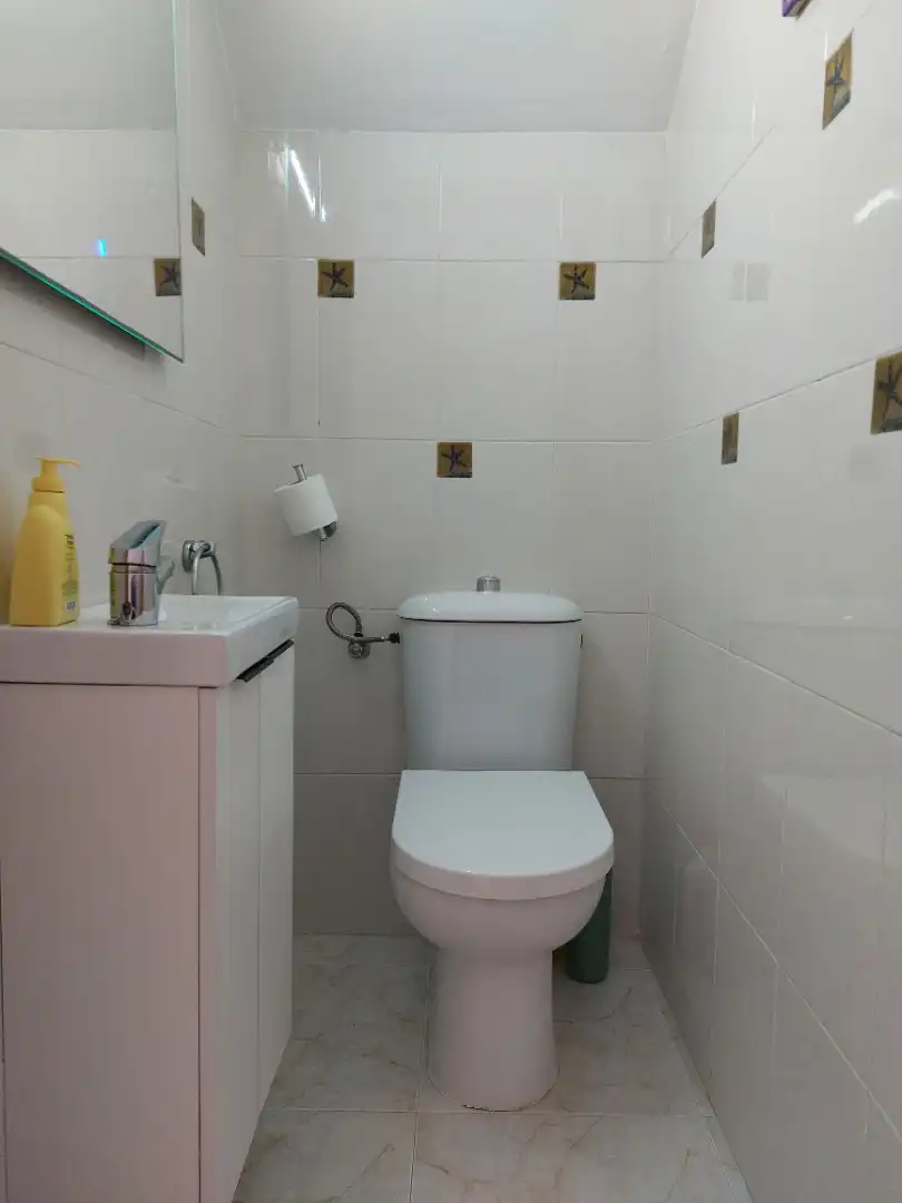 Badezimmer von Einfamilien-Reihenhaus zum Verkauf in L'Estartit mit Klimaanlage, Heizung und Terrasse