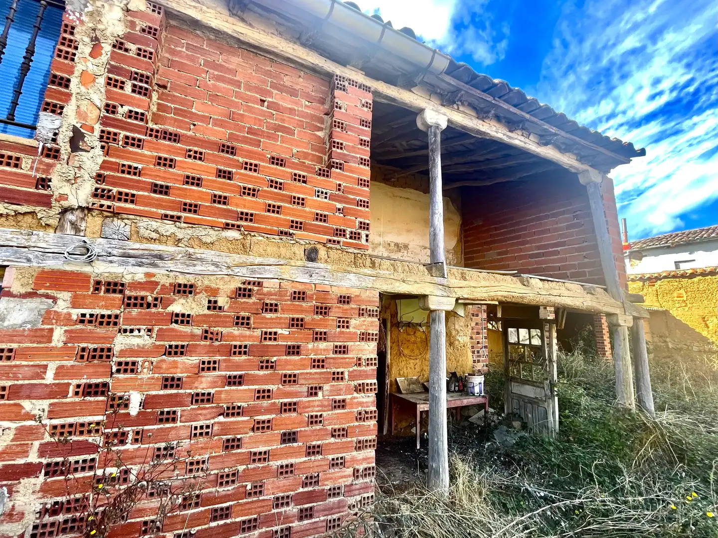 Außenansicht von Haus oder Chalet zum Verkauf in Villaturiel mit Privatgarten und Abstellraum