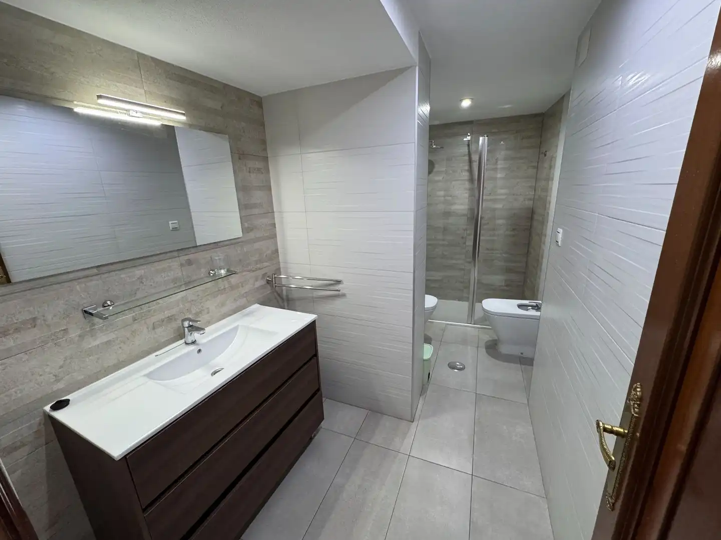 Baño de Piso de alquiler en Benidorm con Aire acondicionado, Terraza y Amueblado