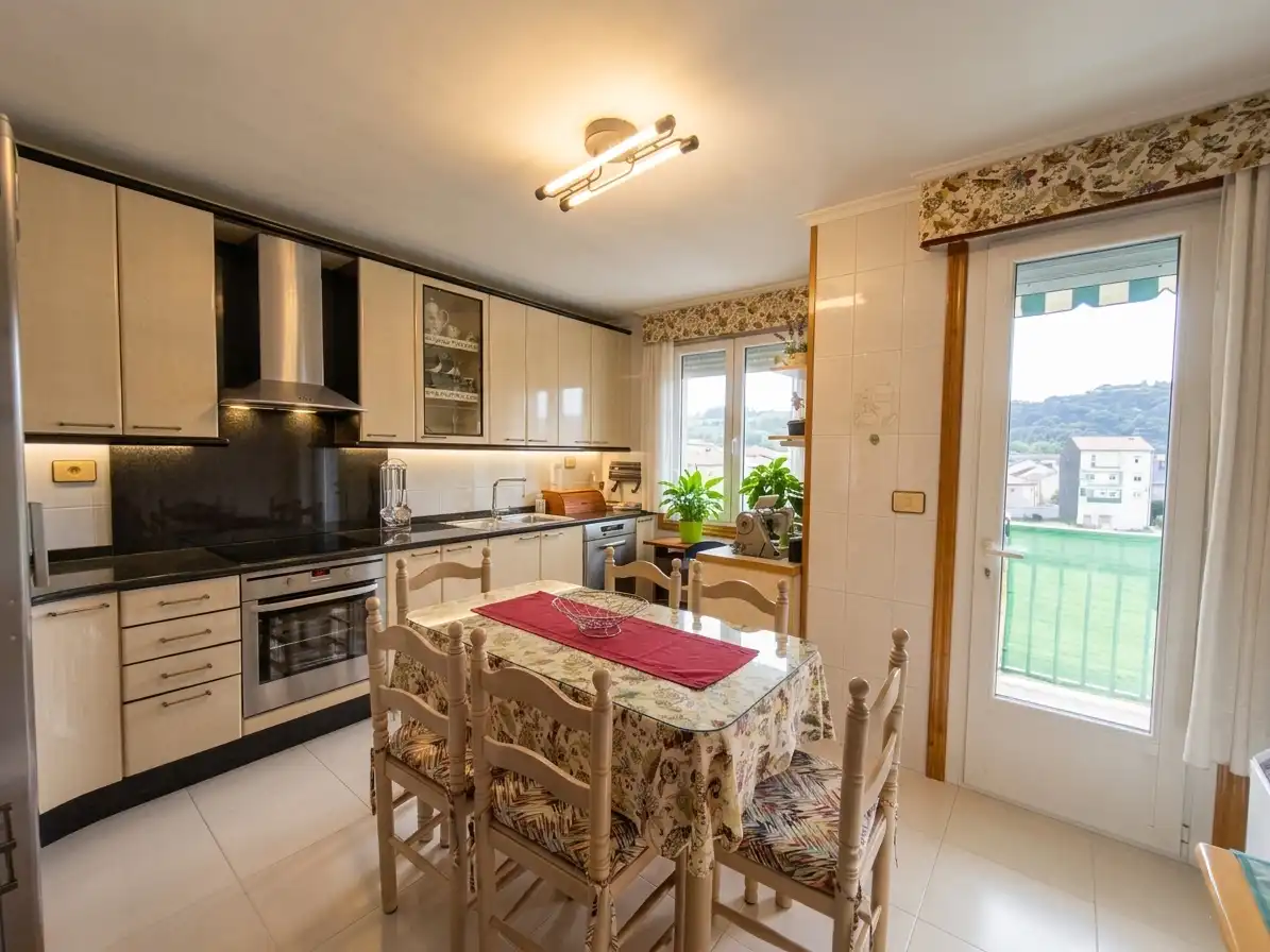 Cocina de Piso en venta en Verín con Calefacción, Trastero y Amueblado