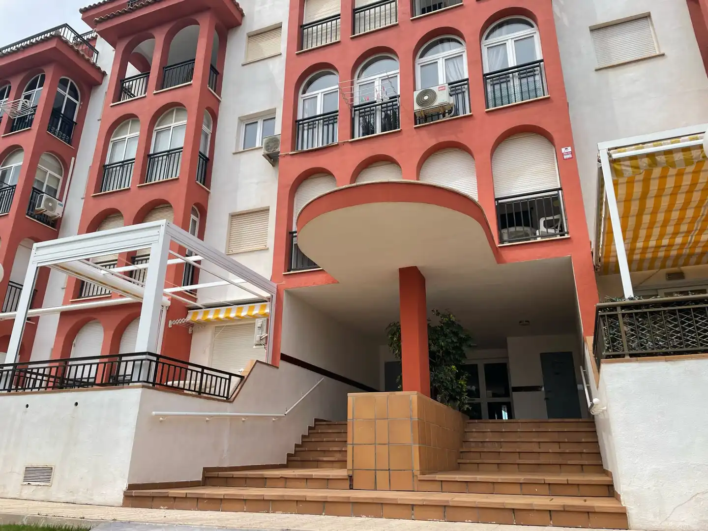 Vista exterior de Piso en venta en Torrevieja con Terraza, Amueblado y Lavadora