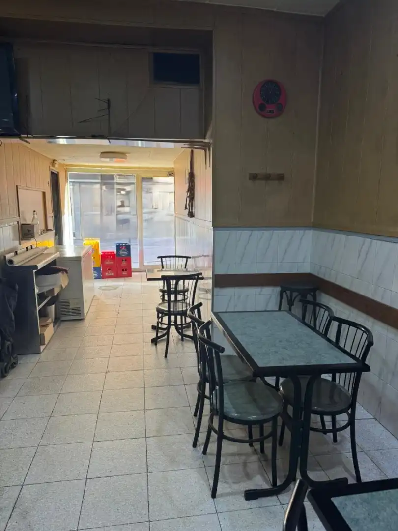 Business premises for transfer in Sants - Montjuïc, imagen 2