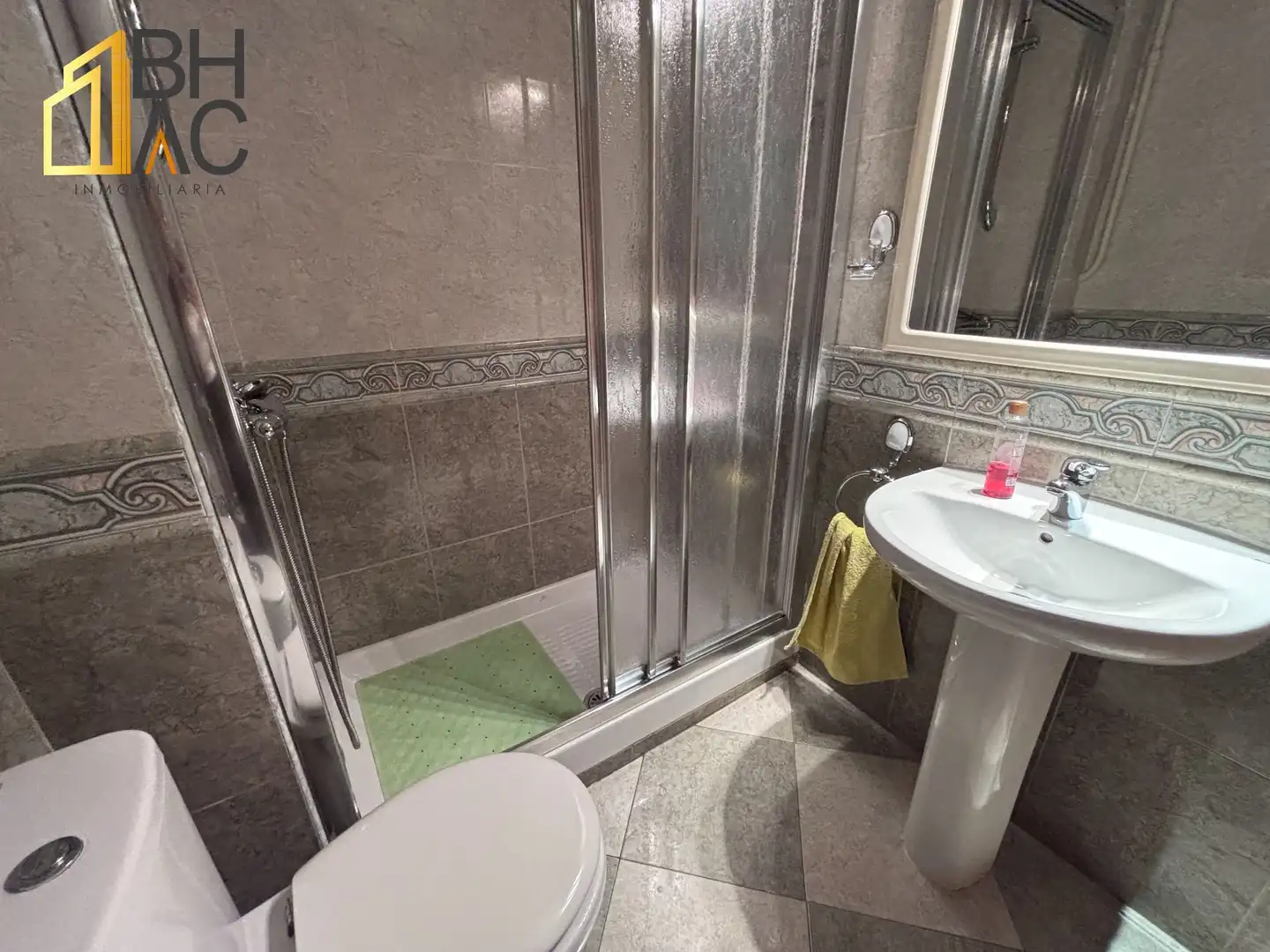 Bathroom of Flat for sale in Madrid  with Air Conditioner and Heating