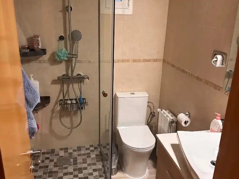 Badezimmer von Wohnung zum Verkauf in Terrassa mit Klimaanlage und Balkon