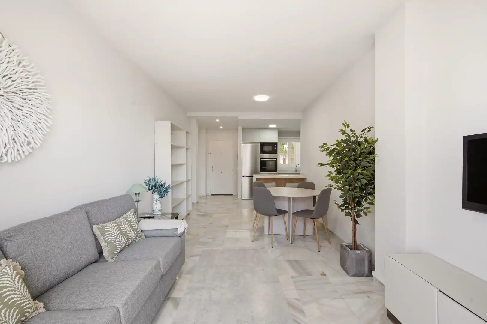 Sala d'estar de Pis de lloguer en Fuengirola amb Aire condicionat, Terrassa i Moblat