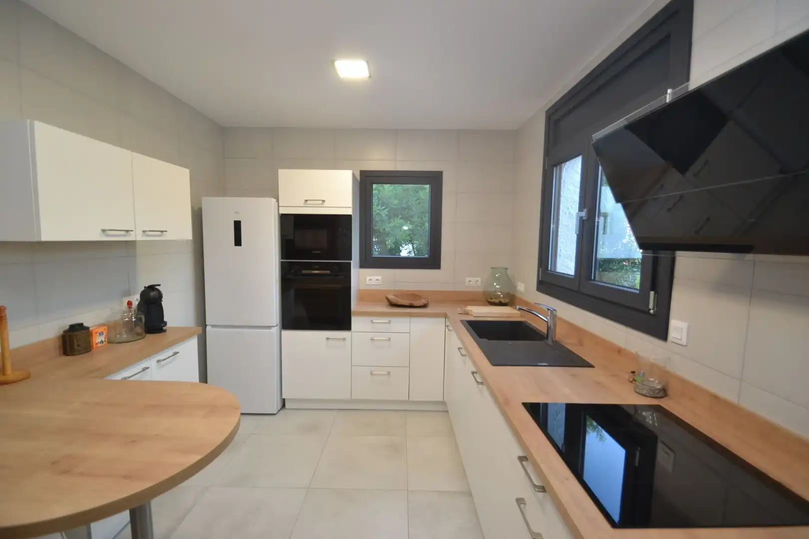Cuina de Casa o xalet en venda en Mont-roig del Camp amb Aire condicionat, Calefacció i Jardí privat