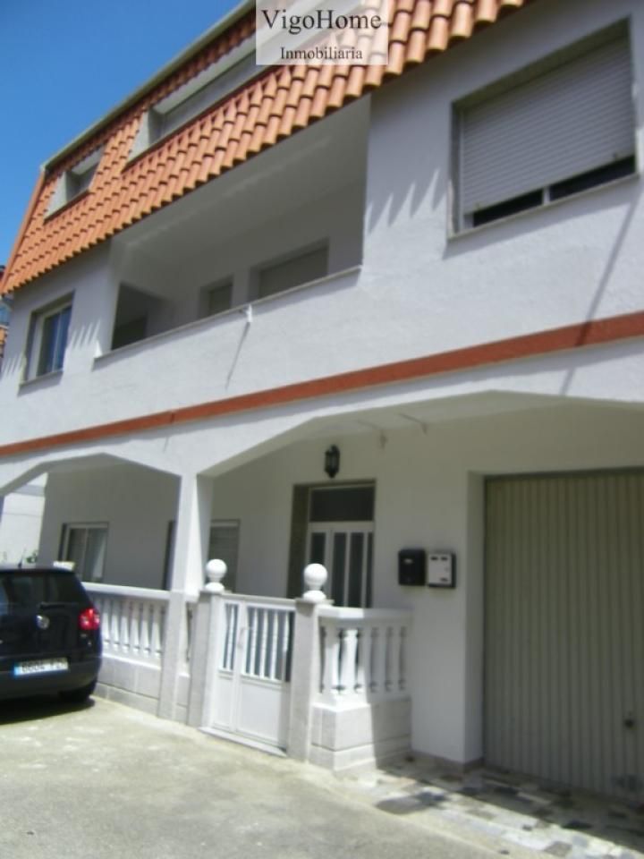Vista exterior de Casa o xalet en venda en Vigo  amb Terrassa i Traster