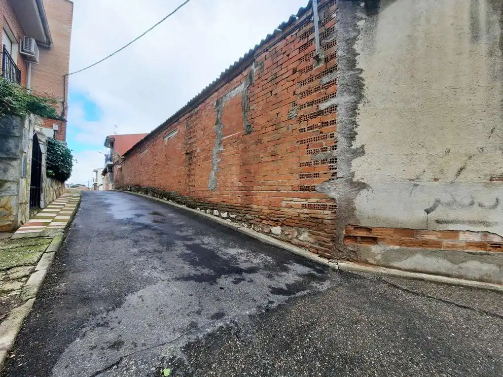 Außenansicht von Fabrikhallen zum Verkauf in Maqueda