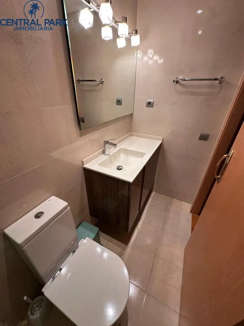 Baño de Apartamento en venta en Salou con Aire acondicionado, Terraza y Amueblado