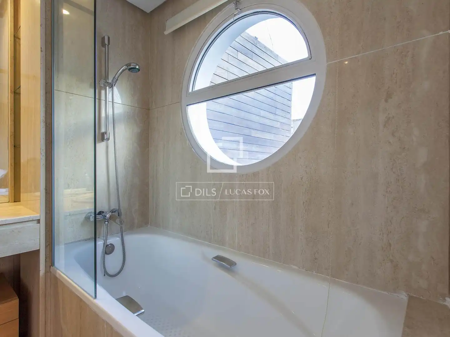 Badezimmer von Dachboden zur Miete in Valencia mit Klimaanlage, Heizung und Parkett