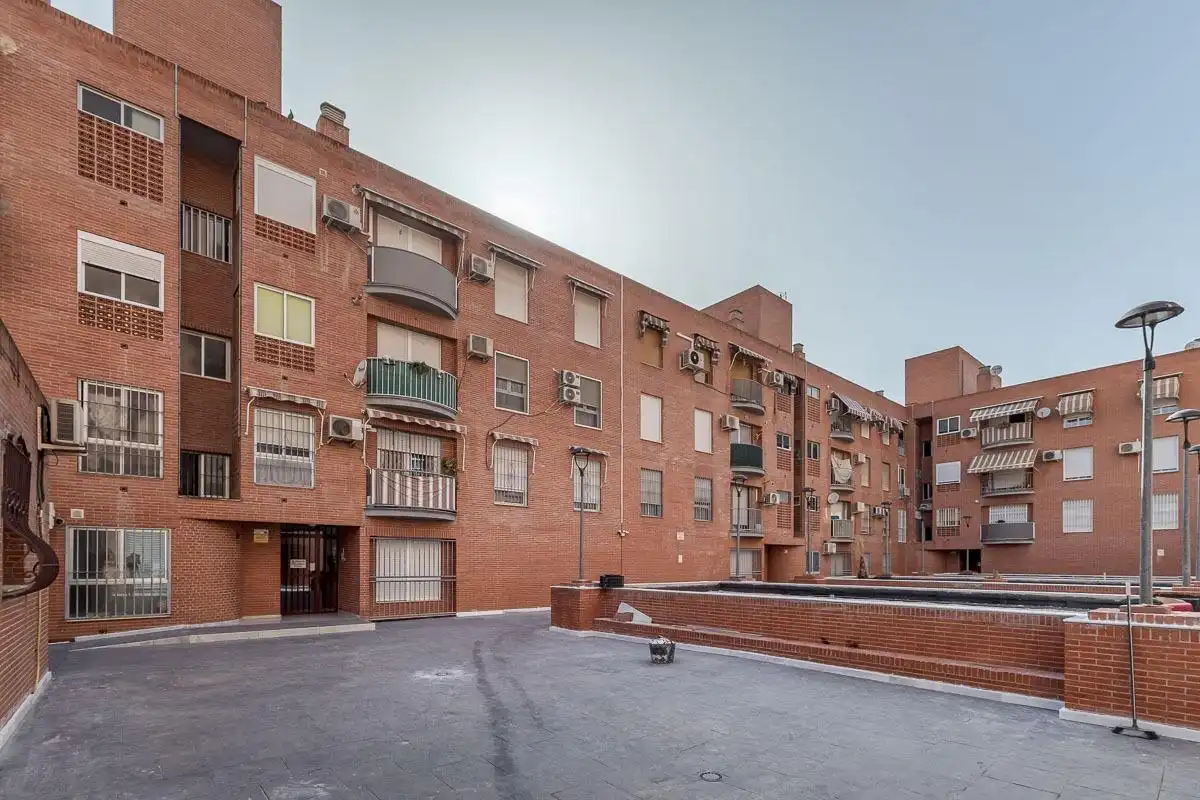 Vista exterior de Pis en venda en Granada amb Balcó