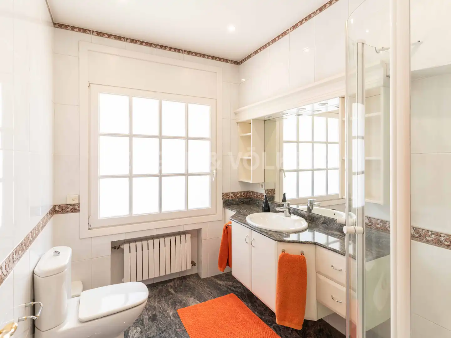 Badezimmer von Haus oder Chalet zum Verkauf in Pineda de Mar mit Klimaanlage, Heizung und Privatgarten
