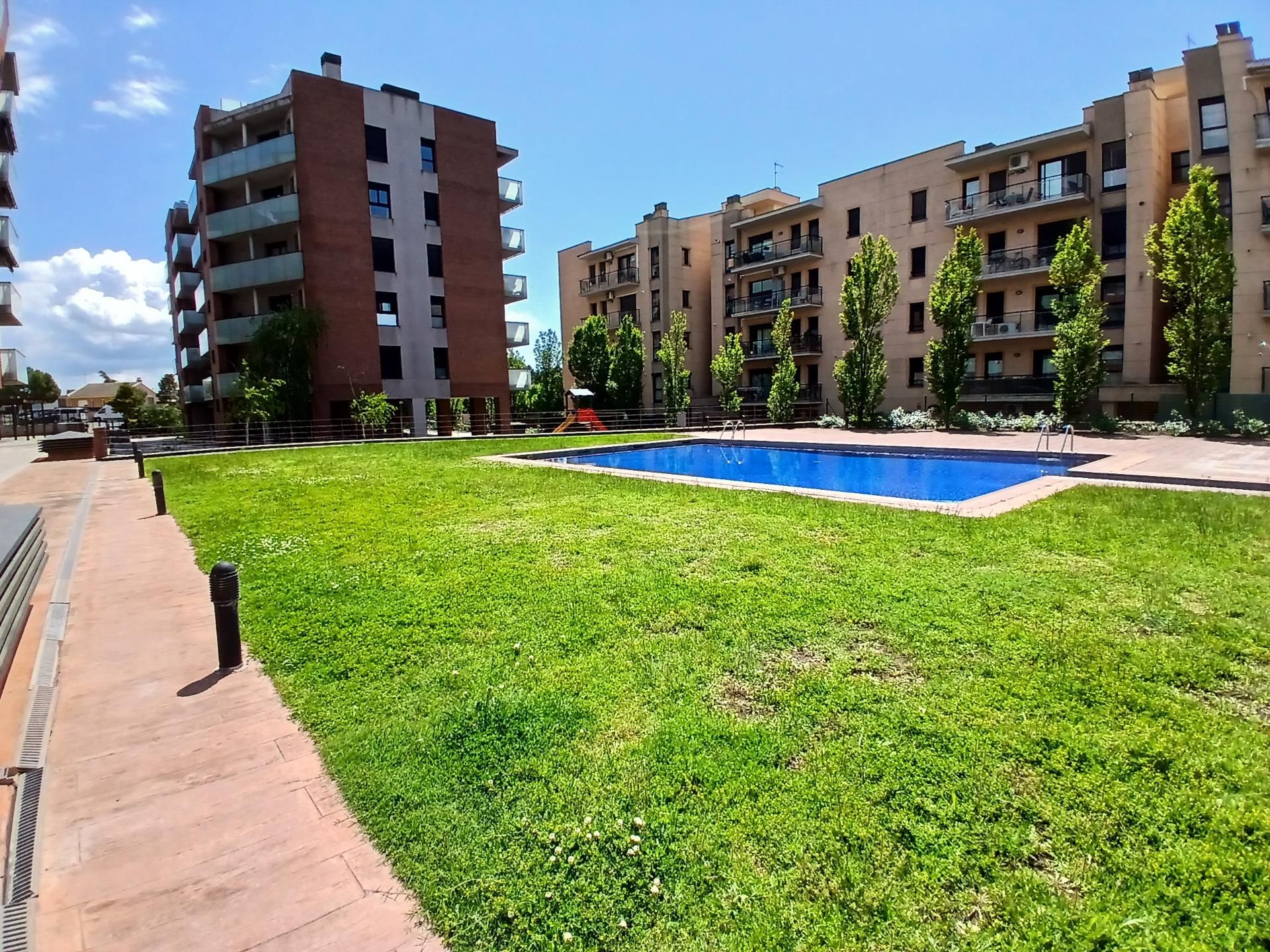 Piscina de Dúplex de lloguer en Manresa amb Aire condicionat, Calefacció i Jardí privat