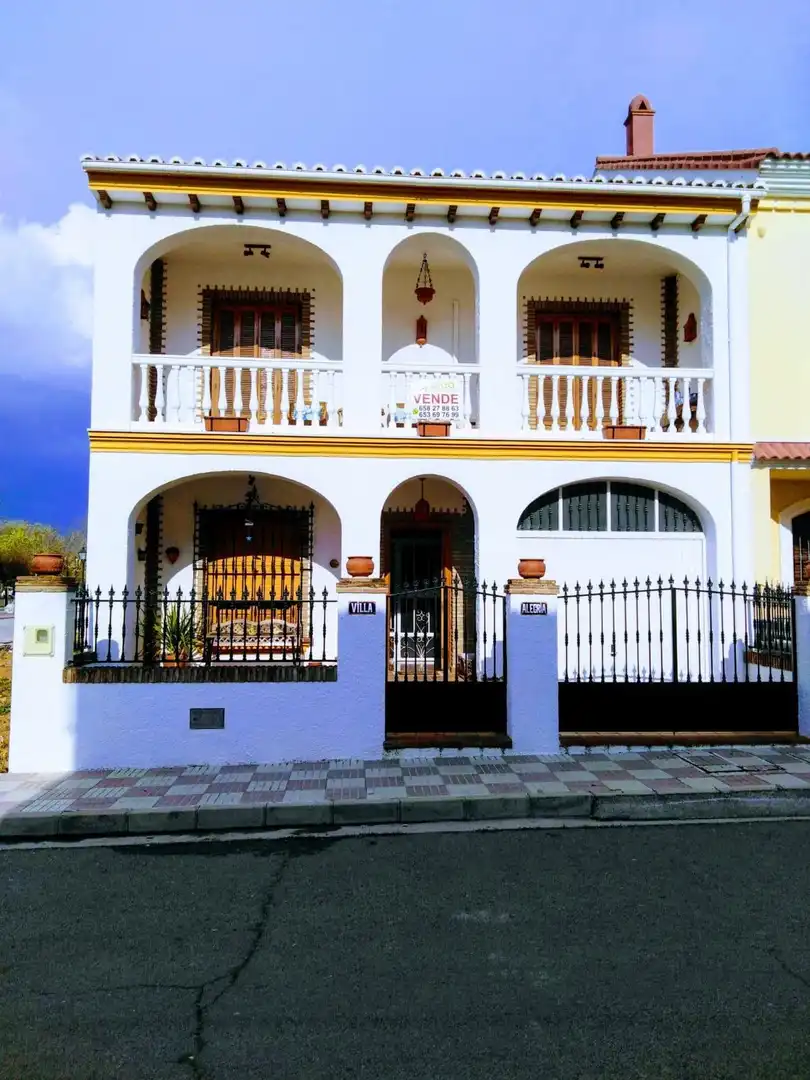 Vista exterior de Casa adosada en venda en Archidona amb Aire condicionat, Calefacció i Jardí privat