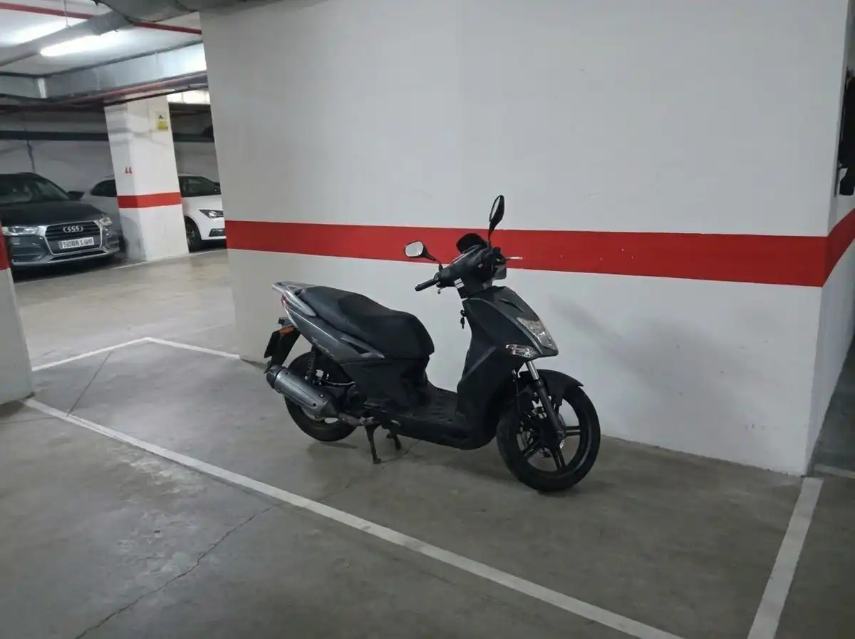 Moto amb ascensor de lloguer a Calle Cineasta Carlos Saura 5