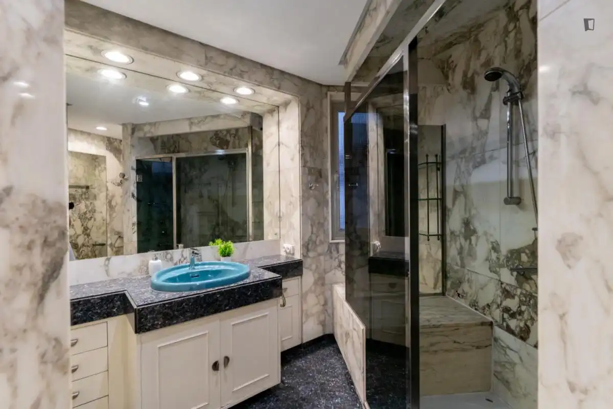Badezimmer von Wohnungen zur untervermieten in Madrid mit Möbliert, Ofen und Waschmaschine