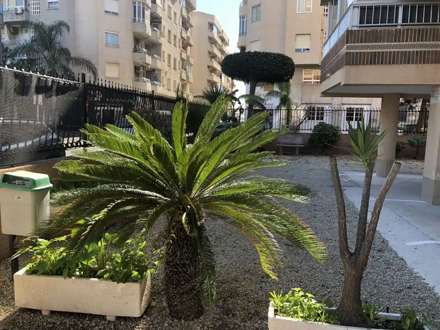 Außenansicht von Wohnungen zur Miete in Santa Pola mit Privatgarten, Terrasse und Möbliert