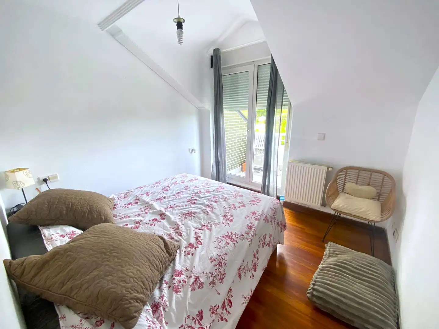 Schlafzimmer von Dachboden zum Verkauf in Castro-Urdiales mit Heizung, Privatgarten und Parkett