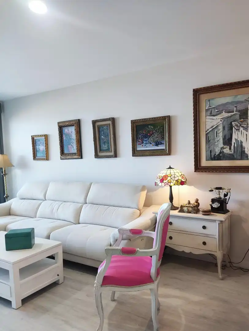 Sala de estar de Piso de alquiler en Almería con Aire acondicionado, Calefacción y Jardín privado