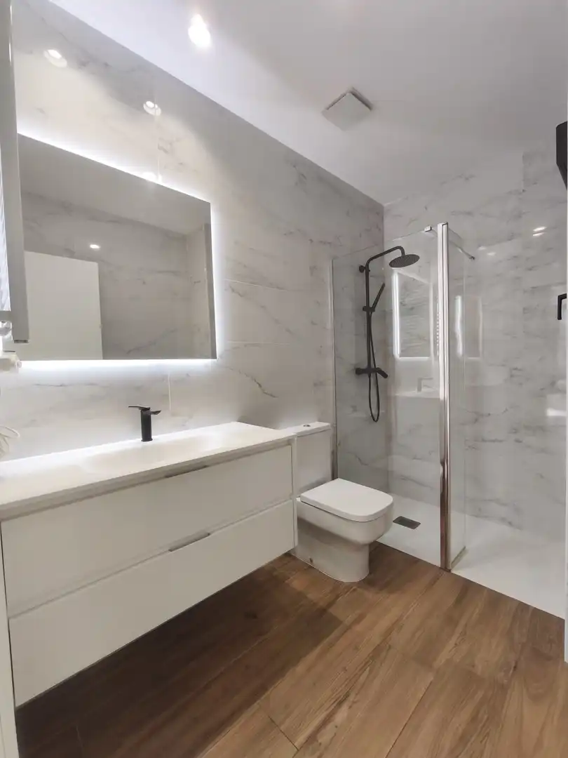Bathroom of Flat for rent in Gijón   with Heating and Terrace