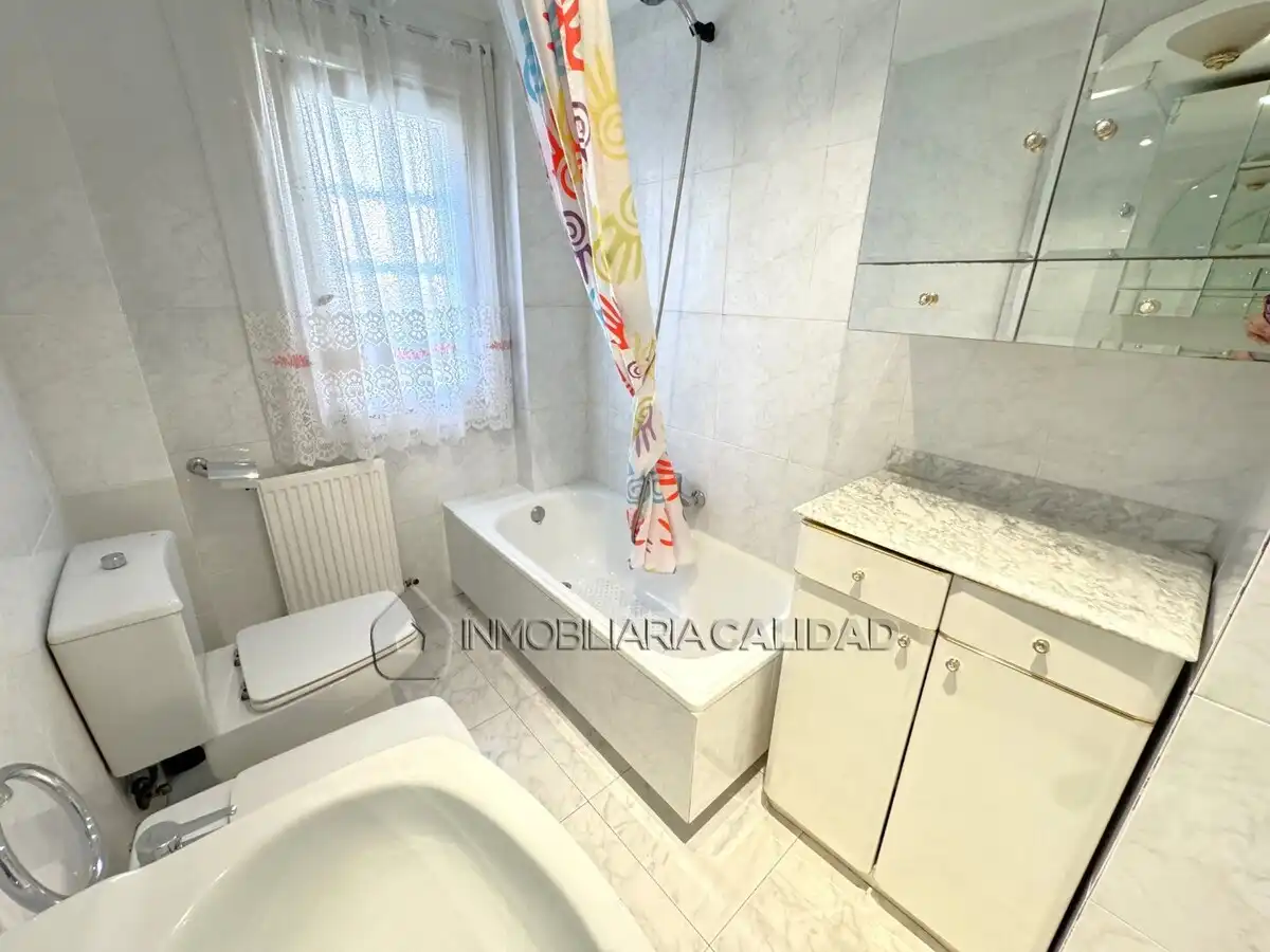 Baño de Piso de alquiler en Burgos con Calefacción, Terraza y Amueblado
