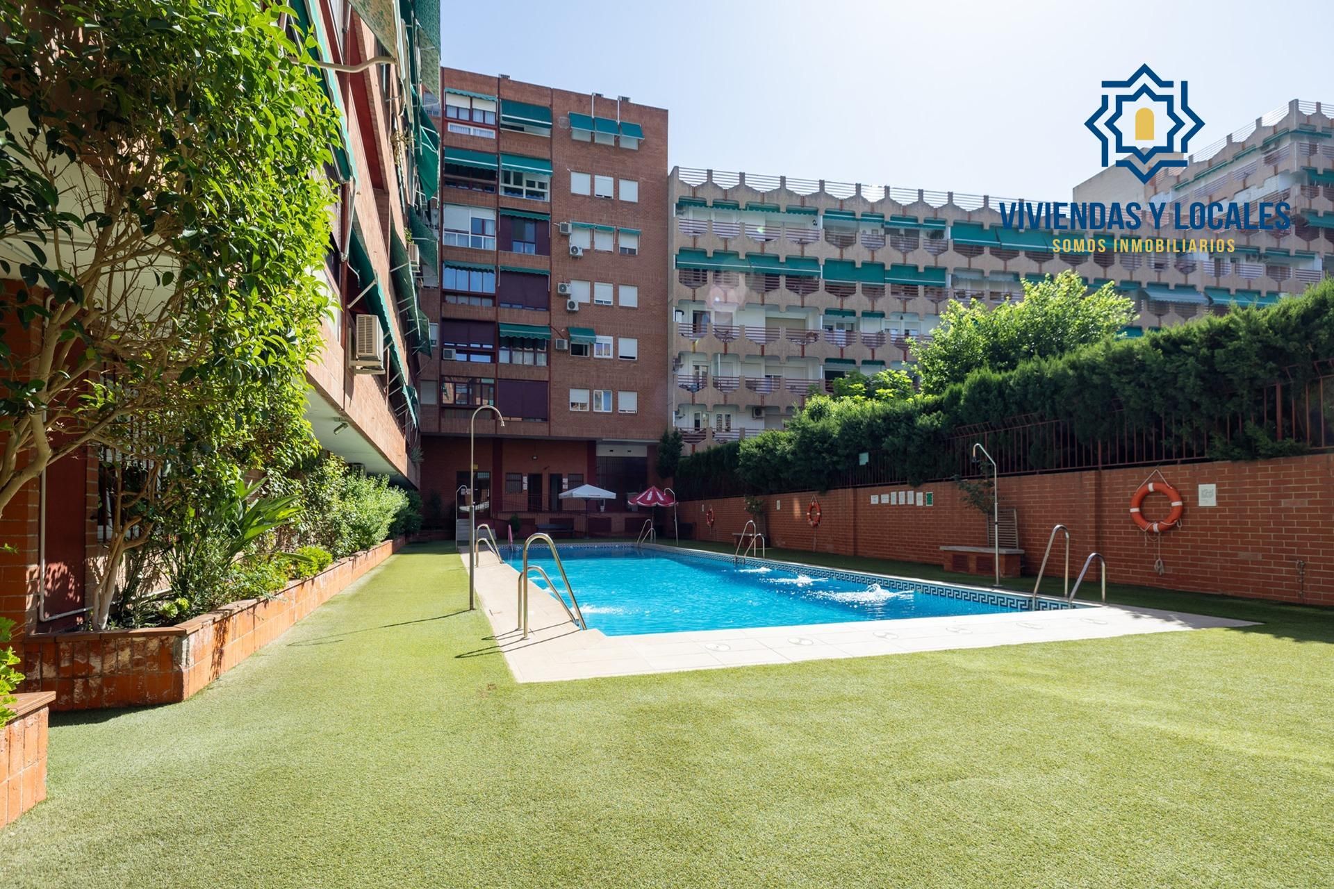 Piscina de Piso en venta en  Granada Capital con Calefacción y Piscina comunitaria