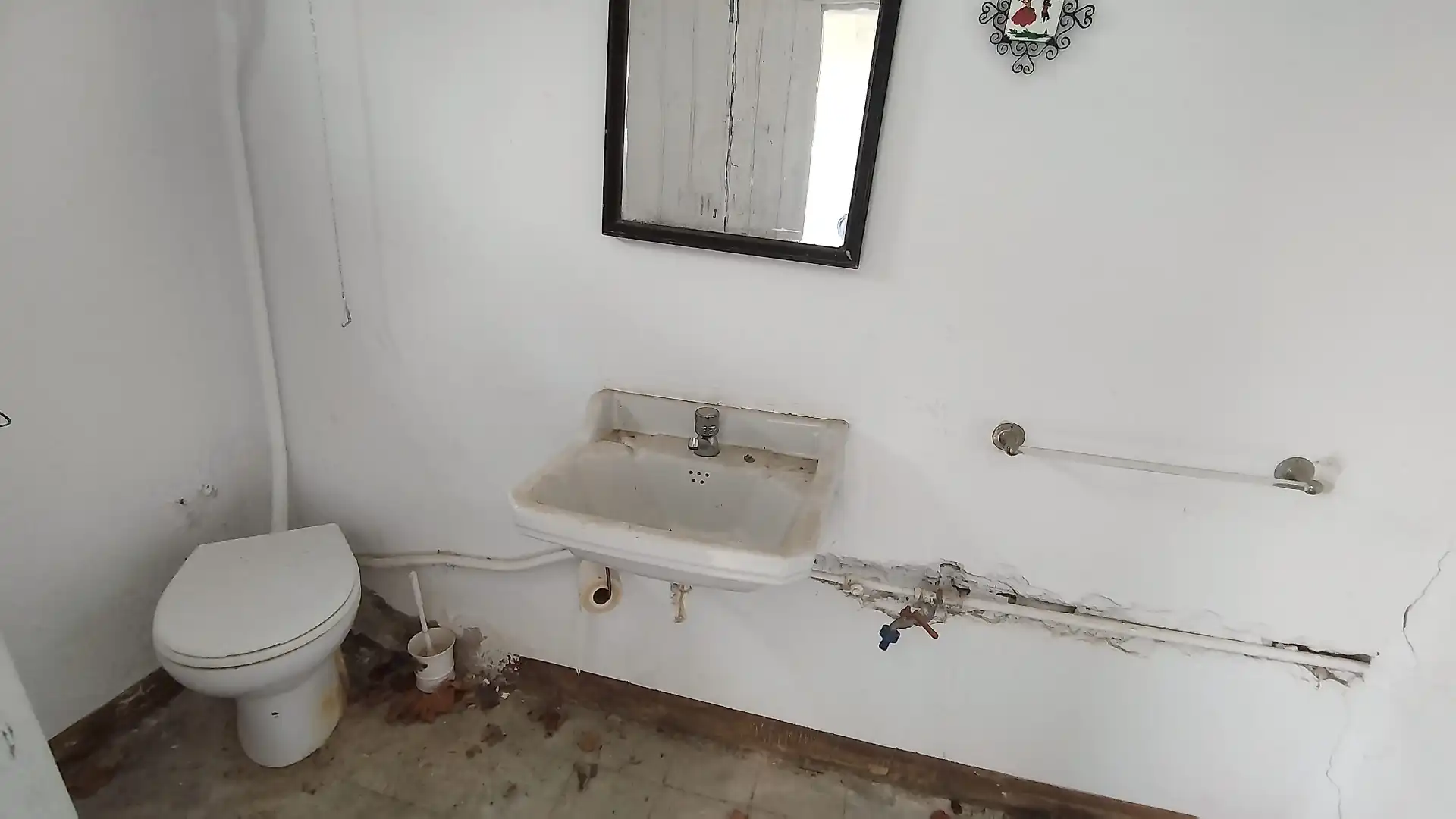 Baño de Finca rústica en venta en Colungo con Jardín privado, Terraza y Trastero