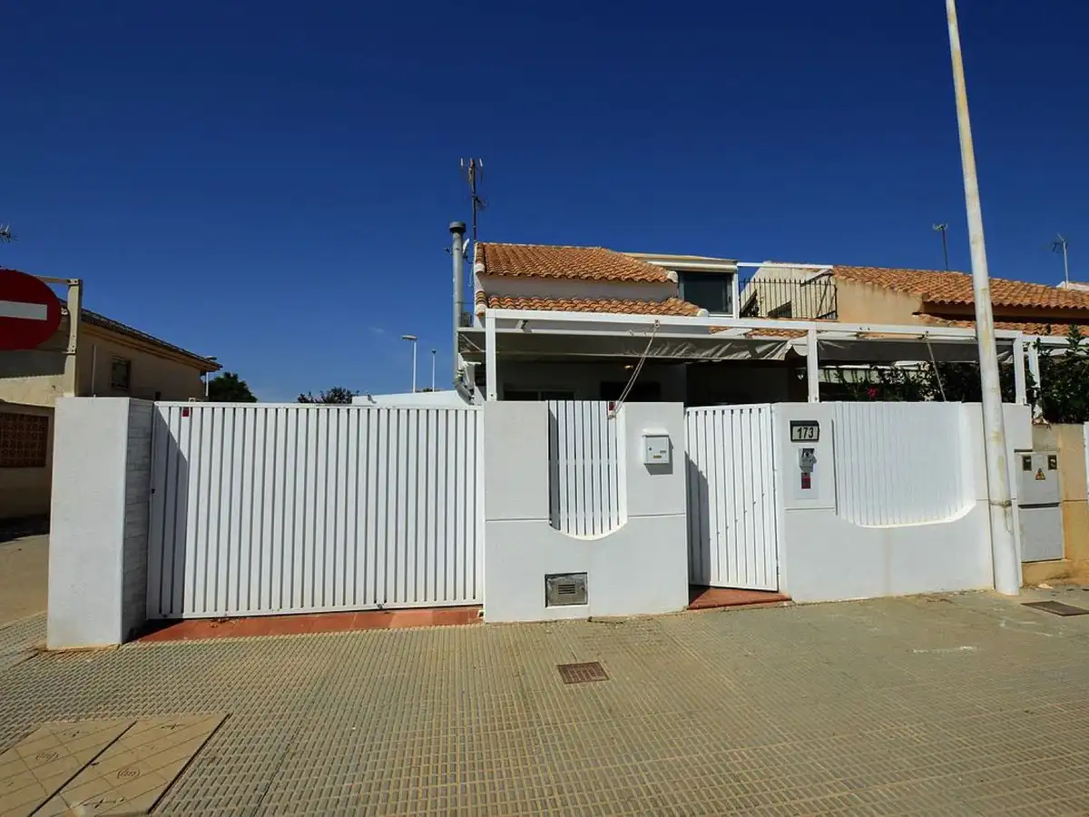 Vista exterior de Casa o chalet en venta en San Pedro del Pinatar con Aire acondicionado, Jardín privado y Terraza