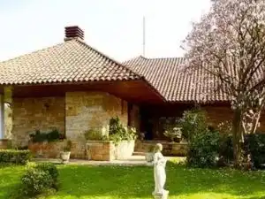 Vista exterior de Casa o xalet en venda en Gijón  amb Jardí privat, Parquet i Terrassa
