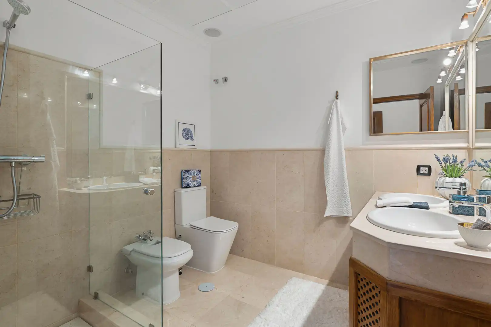 Bathroom of Houses for sale in Benahavís  with Air Conditioner, Private garden and Swimming Pool